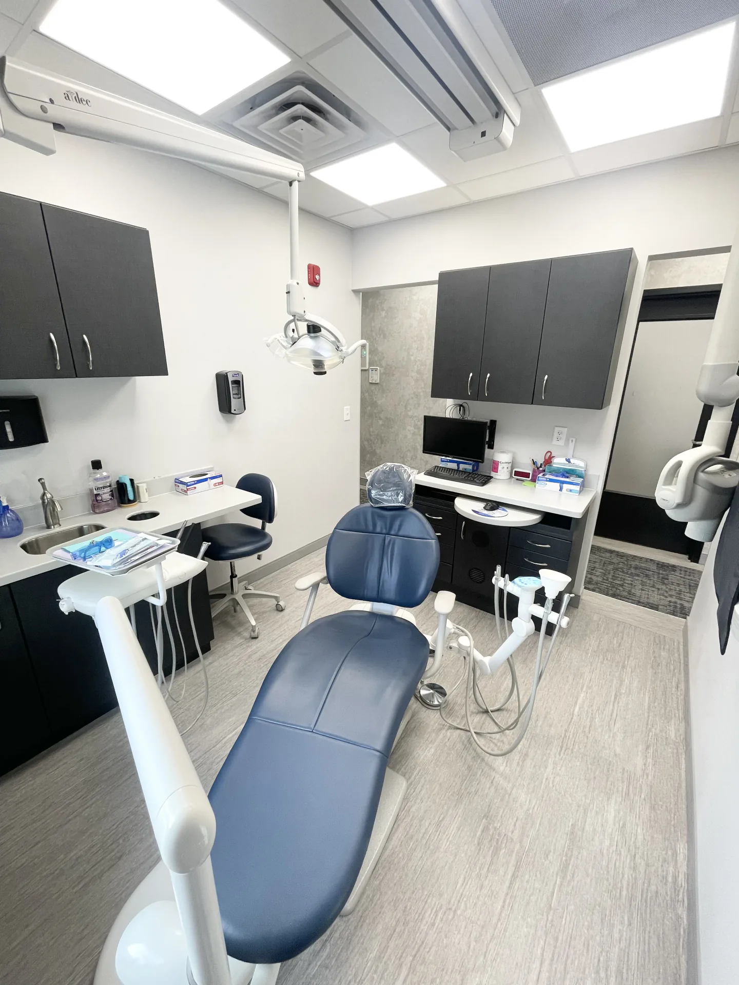 Treatment room equipped with advanced dental technology at Clearbrook